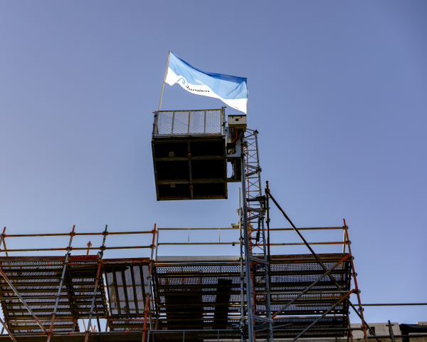 De vlag wordt gehesen voor het hoogste punt